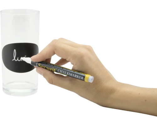 Hand schreibt mit einem Kreidemarker auf ein Glas