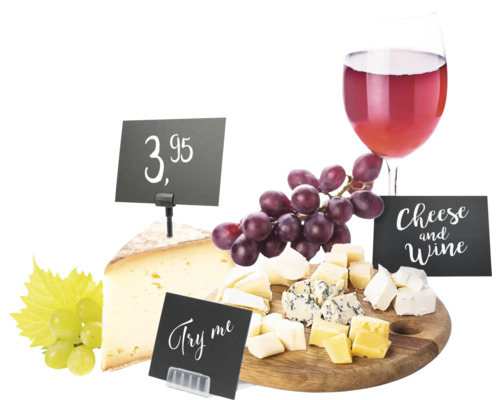 Käse und Wein auf Holzbrett mit Preisschildern und Trauben