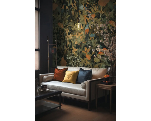 Wohnzimmer mit floraler Tapete, Sofa und dekorativen Kissen