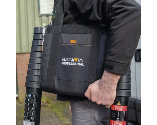 Person mit Teleskopleiter und Transporttasche der Marke Batavia