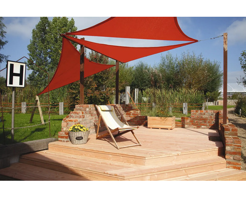 Terrasse mit Sonnensegel, Liegestuhl und Dekoration im Garten