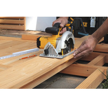 Eine Person schneidet Holz mit einer DeWalt Kreissäge.