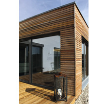 Außenansicht eines modernen Hauses mit Holzverkleidung und großen Fenstern