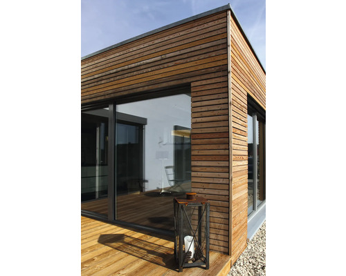 Außenansicht eines modernen Hauses mit Holzverkleidung und großen Fenstern