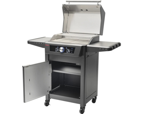 Grill mit offener Haube, digitaler Steuerung, Seitentischen und Unterschrank mit offener Tür.