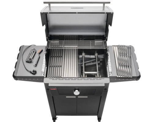 Geöffneter Gasgrill mit Grillrosten und Zubehör auf einem Seitentisch.