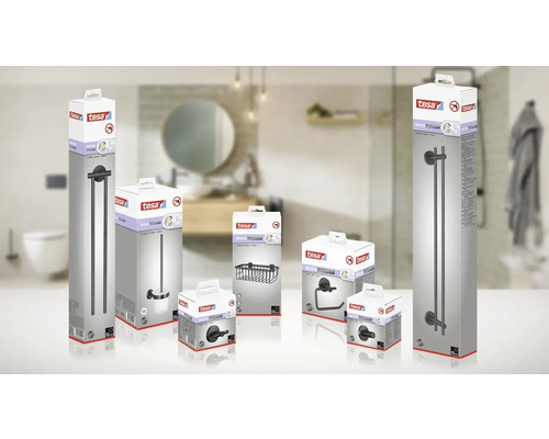 Sortiment von Tesa Moon Badezimmerzubehör in Verpackung vor Badezimmerhintergrund