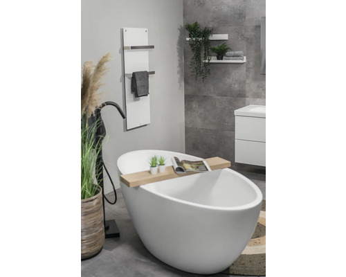 Modernes Badezimmer mit freistehender Badewanne, Handtuchwärmer und grauen Akzenten