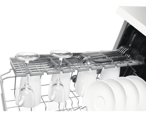 Geschirrspüler mit Gläsern, Tellern und Besteck