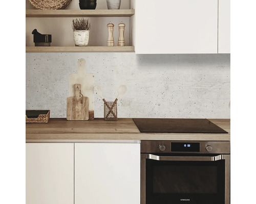 Küchenszene mit weißen Schränken, Holzarbeitsplatte und Betonrückwand