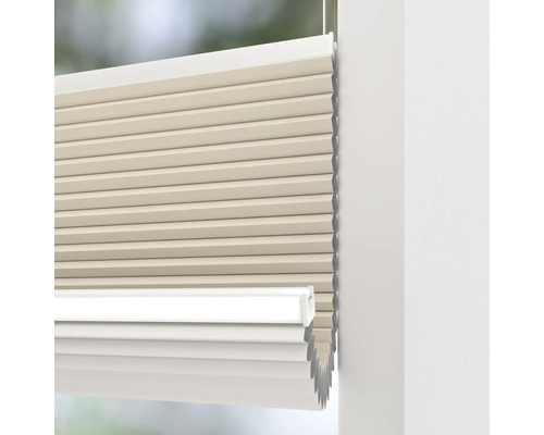 Detailaufnahme eines Plissees am Fenster