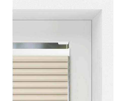 Detailaufnahme eines Faltstores am Fenster