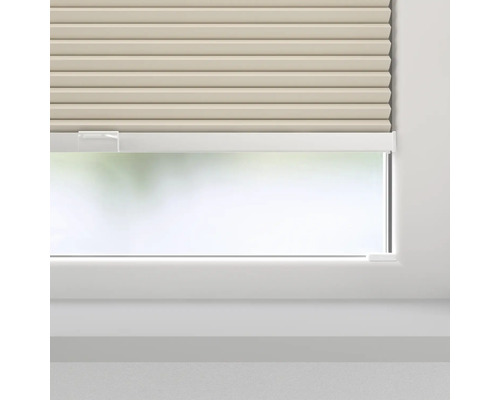 Beige Faltstores vor einem Fenster zur Lichtregulierung.