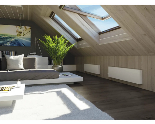 Heller Dachbodenraum mit Dachfenstern, Sofa, Pflanze und Heizkörpern