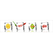 Vier Eiswürfel mit Orange, Chili, Limette und Himbeeren