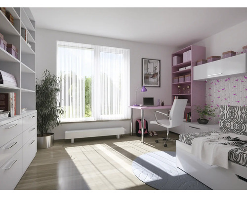 Ein helles Zimmer mit einem Bett, einem Schreibtisch, einem Bücherregal und einem Fenster mit Vorhängen