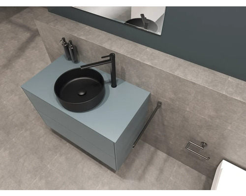 Modernes Badezimmer mit Aufsatzwaschbecken, Waschtisch, Armatur, Handtuchhalter und Toilettenpapierhalter.