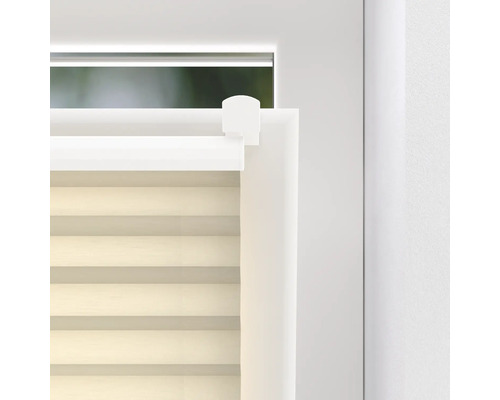 Nahaufnahme eines Fensters mit einem Dualrollos und einem Klemmträger zur Befestigung.
