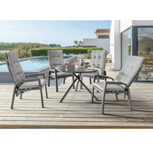 Gartensitzgruppe mit vier Stühlen und einem runden Tisch auf einer Holzterrasse