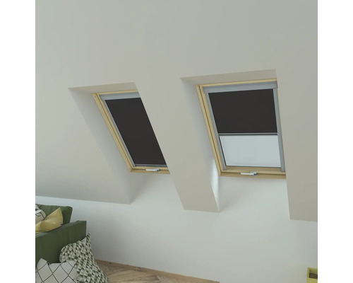 Zwei Dachfenster mit Verdunkelungsrollos in einem hellen Raum.