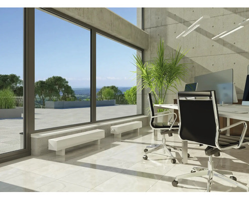 Büro mit großem Fenster, Schreibtischen und Bürostühlen