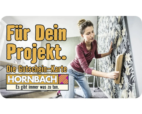 Frau tapeziert Wand mit floralem Muster. Hornbach Gutscheinaktion für Projekte.