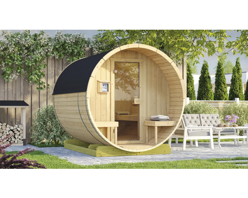 Fasssauna im Garten mit Holzlager und Sitzgruppe