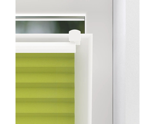 Detailaufnahme eines grünen Plissees am Fenster