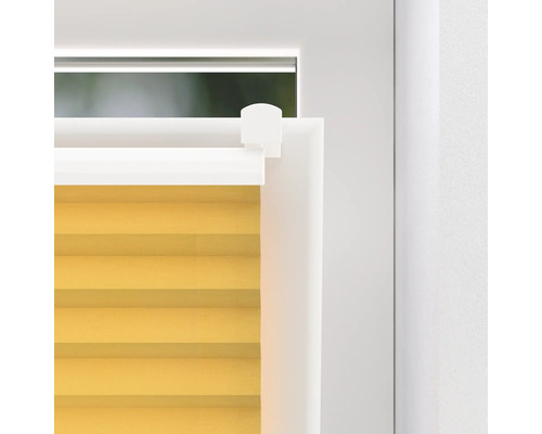 Detailaufnahme eines gelben Plissees am Fenster