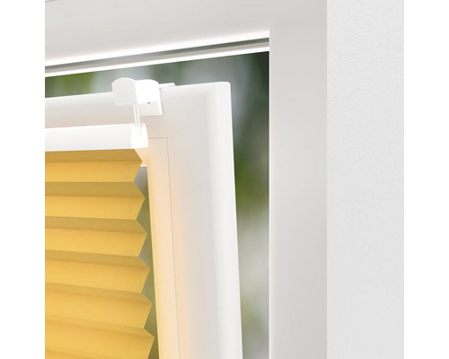 Detailaufnahme eines Fensterplissees am Fensterrahmen