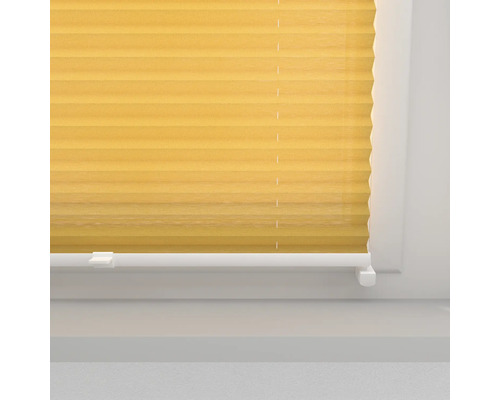 Gelbes Plissee am Fenster