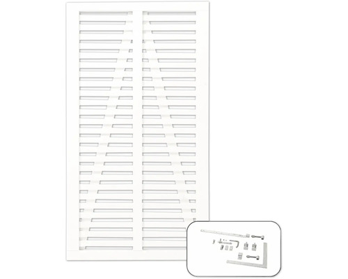 Weisse Fensterläden mit Montagezubehör für die Installation.