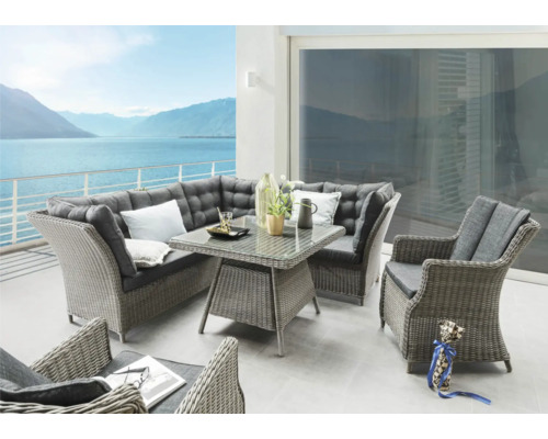 Loungeset Destiny Palma Eckgruppe + 2 Sessel + Tisch 90x90x67cm, vintage grau Balkon mit Rattanmöbel-Lounge-Set und Blick auf einen See