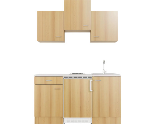 Küchenzeile mit Spüle, Kochfeld und Hängeschränken