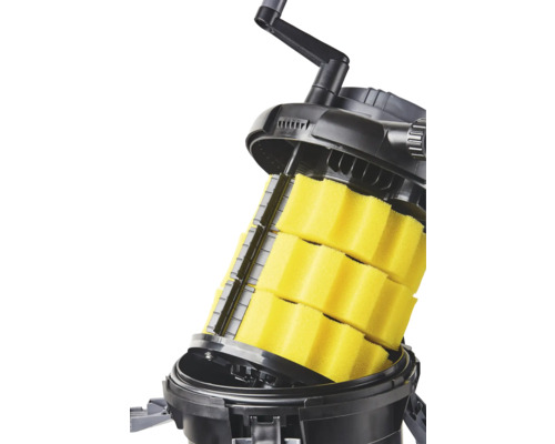 Detailansicht eines Teichfilters mit Filterschwämmen