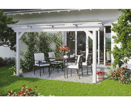Terrassenüberdachung SKAN HOLZ Ancona 434x300 cm weiß Gartenszene mit Holzpergola, Gartentisch und Stühlen auf Kiesboden