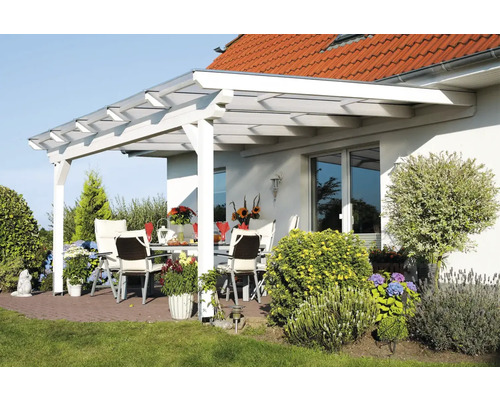 Überdachte Terrasse mit Gartenmöbeln und Pflanzen