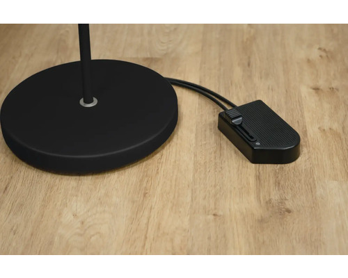 Detailaufnahme des Fußes einer Stehlampe mit Dimmschalter