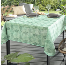 Tisch mit Tischdecke mit Blättermuster im Garten