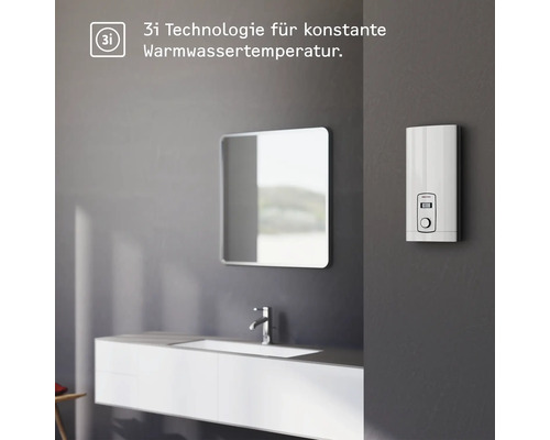 Badezimmer mit Spiegelschrank, Waschbecken und elektronischem Durchlauferhitzer