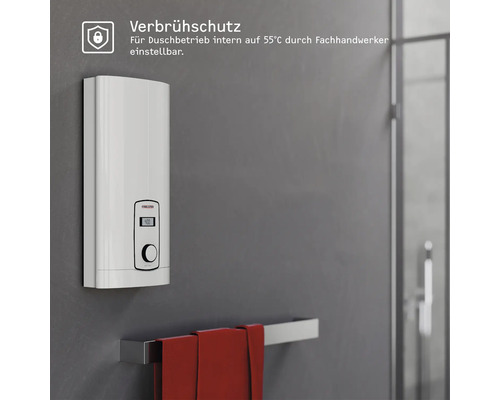 Elektrischer Warmwasserspeicher im Badezimmer mit Handtuchhalter