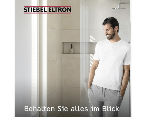 Mann im Badezimmer mit Dusche und Stiebel Eltron Logo