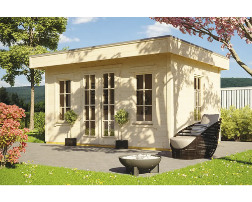 Gartenhaus aus Holz mit Terrasse, Stuhl und Feuerstelle im Garten.