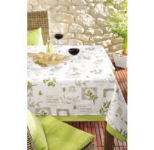 Gedeckter Tisch mit Tischdecke mit Olivenmuster im Außenbereich