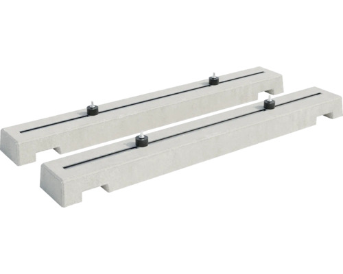 Zwei Betonelemente mit justierbaren Abstandshaltern zur Montage