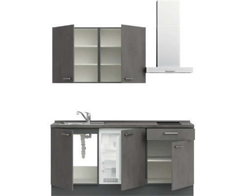 Küchenzeile mit Spüle, Kühlschrank, Kochfeld, Dunstabzugshaube und Hängeschränken