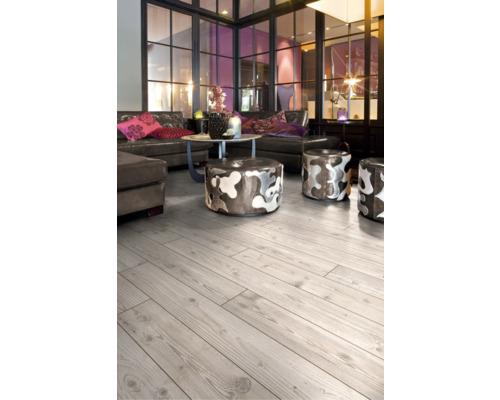 Wohnzimmer mit hellem Holzboden, Sofas und Hockern