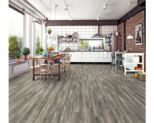 Helle Küche mit Holzboden, Esstisch und Stühlen.