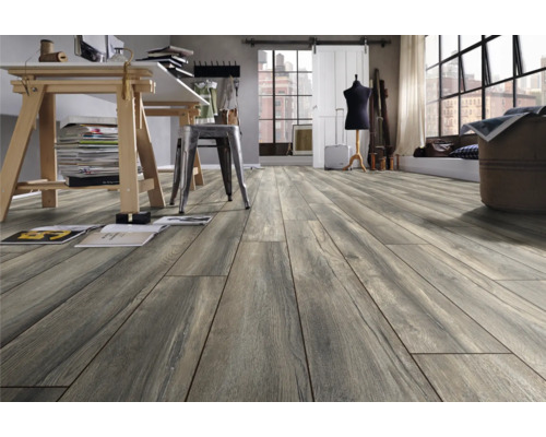 Innenraum mit Bodenbelag in Holzoptik, mit Arbeitstisch und Stuhl