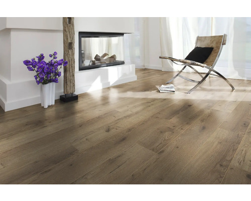 Heller Raum mit Holzboden, Kamin und Sessel